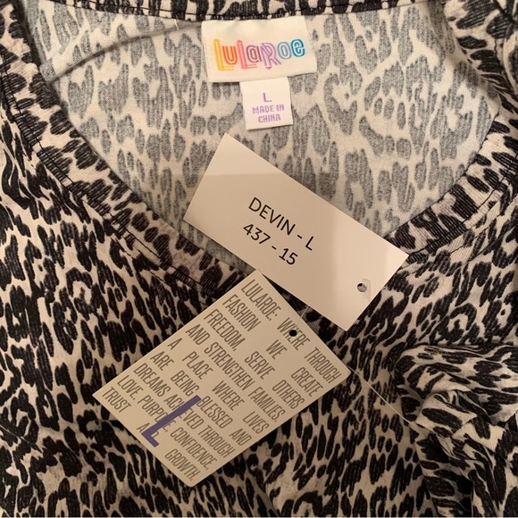 🔲LULAROE Black & White Animal Print Top "DEVIN" size Large - Picture 6 of 7